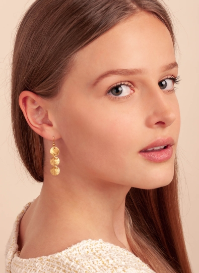 Ohrhänger im Boho Look mit drei vergoldeten Plättchen